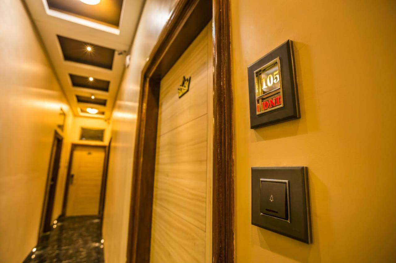 Hotel Golden Crown ムンバイ エクステリア 写真