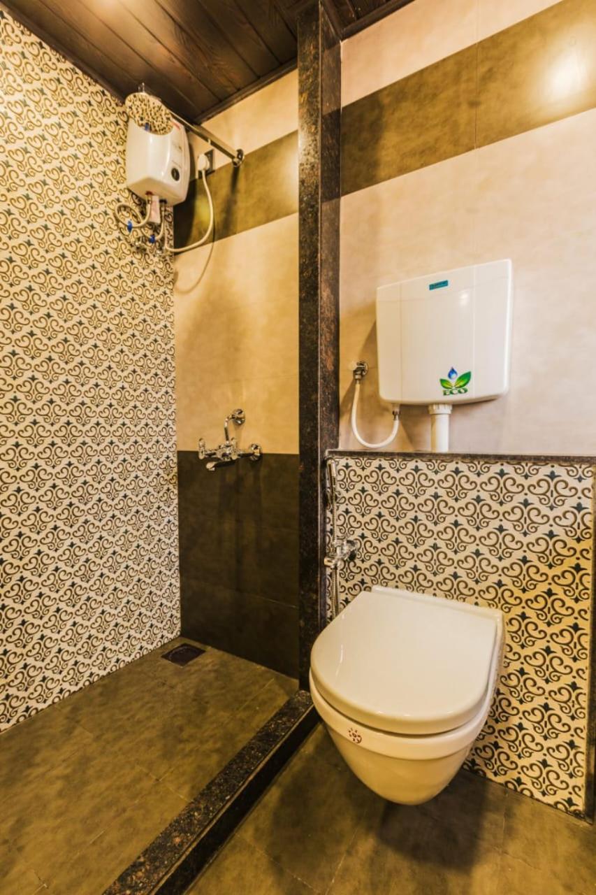 Hotel Golden Crown ムンバイ エクステリア 写真